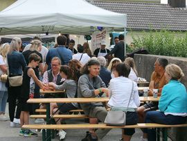 Besucher beim Dorffest Schwaz