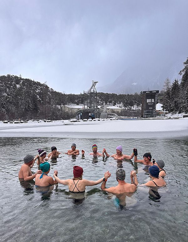 Eisbadende im See im Kreis stehend