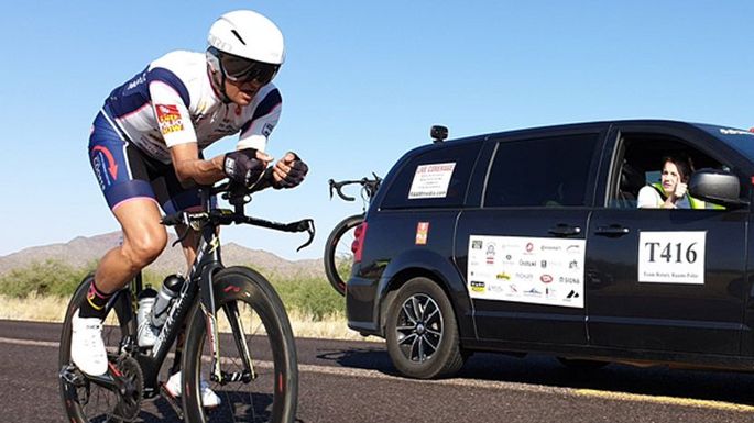 Kurt Matzler beim Race Across America auf der Strecke mit seinem Betreuerauto - freizeit-tirol.at