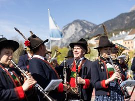 Männer in Trachten mit Instrumenten