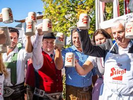 Besucher des Schmugglerfestes in Kaiserwinkl stoßen an