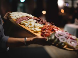 Brettljause mit Wurst, Käse, Gurken und Zwiebeln 