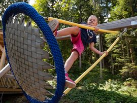 Spielendes Kind im Waldpark am Zahmen Kaiser