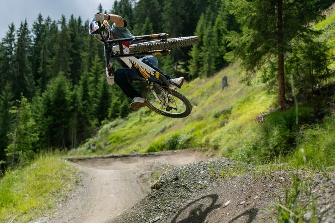 Mann macht einen Luftsprung mit einem Mountainbike