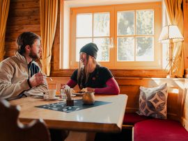Ein Paar im Restaurant bei der Mutterer Alm