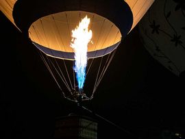 Feuer von Heißluftballon in der Nacht im Kaiserwinkl
