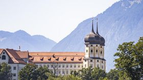Ein altes Gebäude in einer Berglandschaft