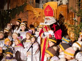 Nikolaus und Engel beim Schwazer Weihnachtsmarkt