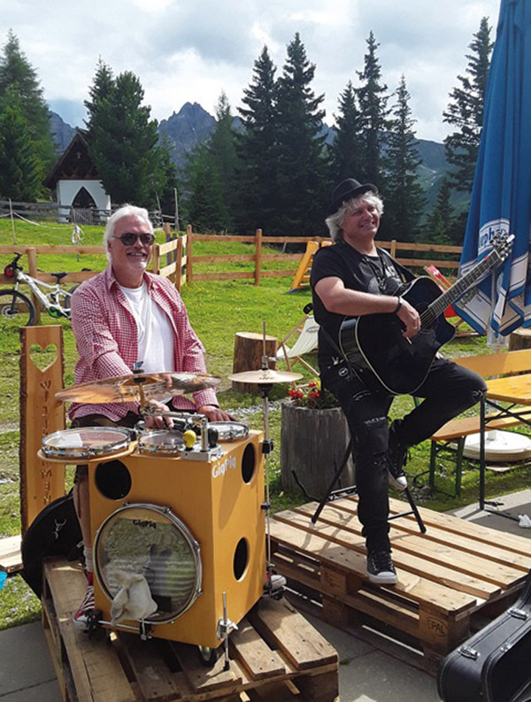 Palettenkonzert mit Gitarre und Schlagzeug auf einer Alm am Berg - freizeit-tirol.at